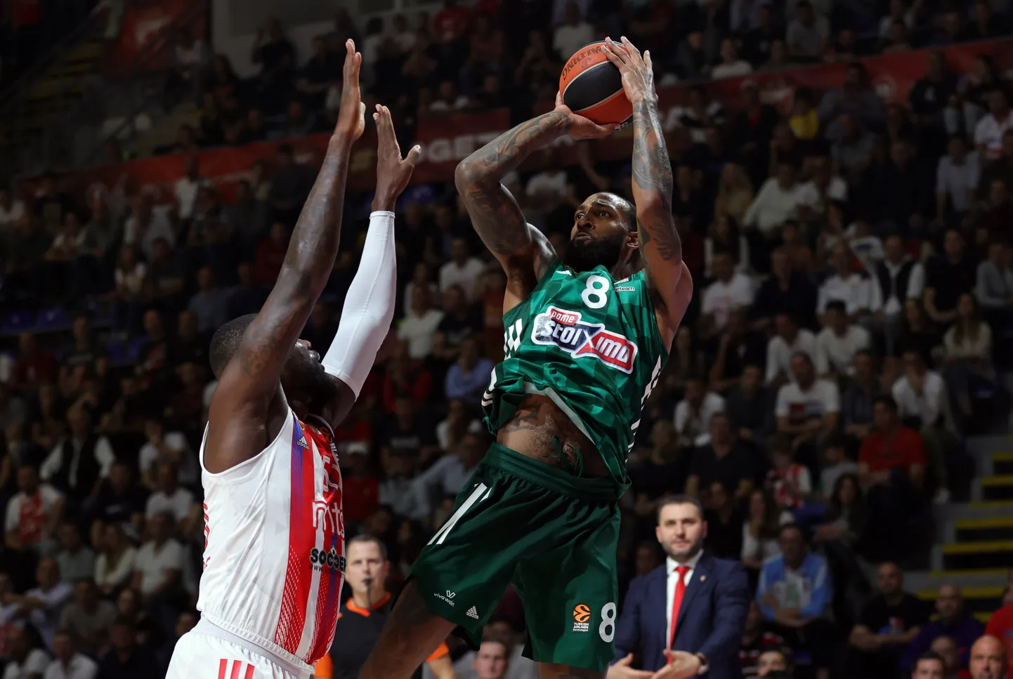 Mängupäeva hommikul lennujaamast pääsenud Derrick Williams (palliga) tegi korraliku esituse.