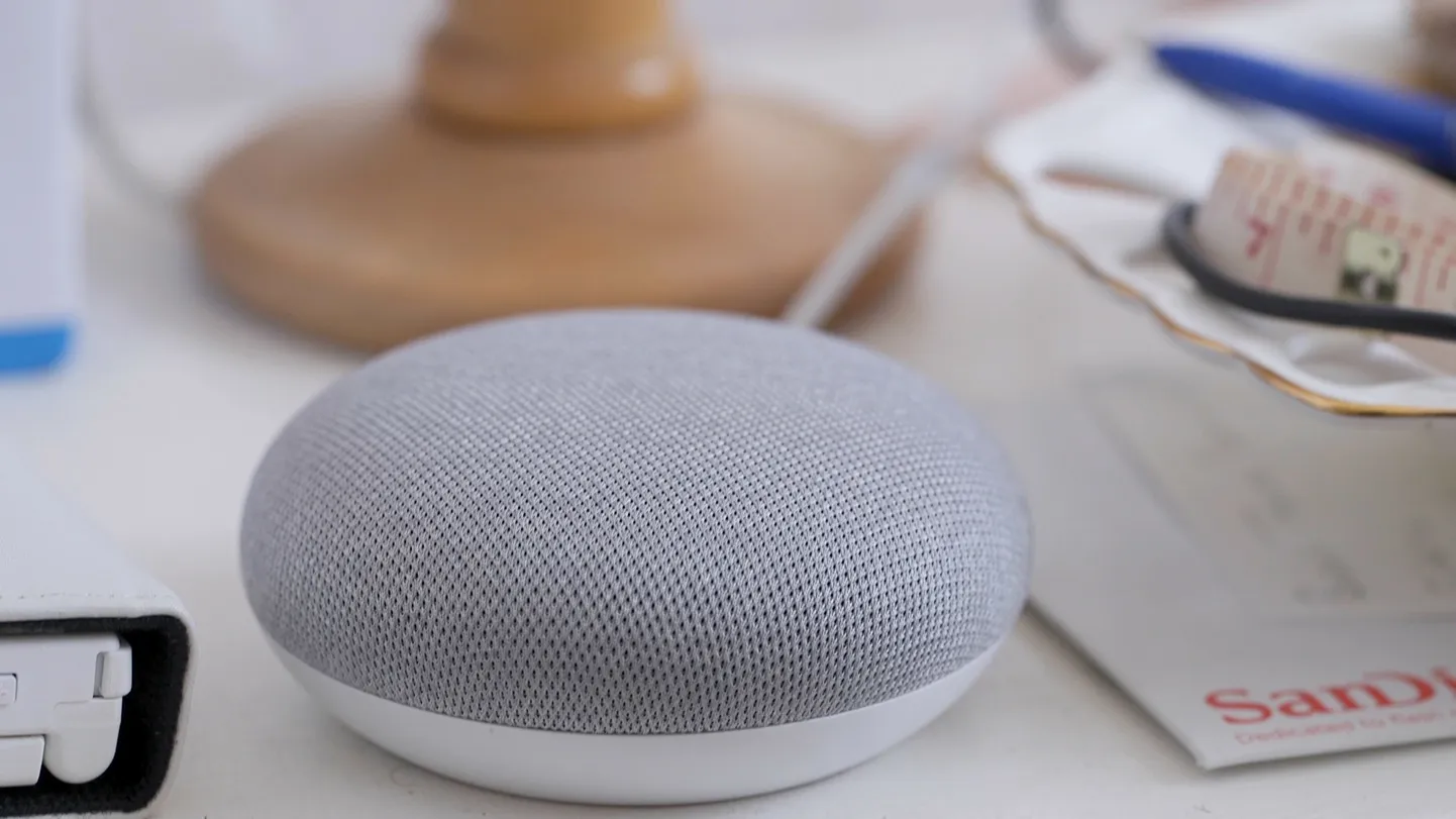 Google Home nutikõlar, mis peale küsimustele vastamise salvestab ka küsimusi.