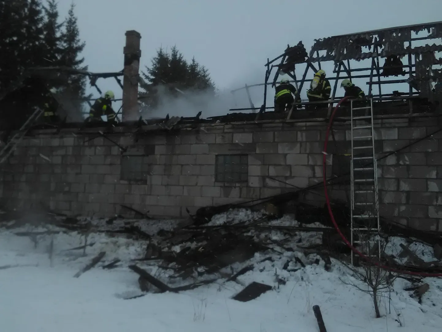 Garaaž muutus põlengu tagajärjel kasutamiskõlbmatuks. FOTO: Päästeamet