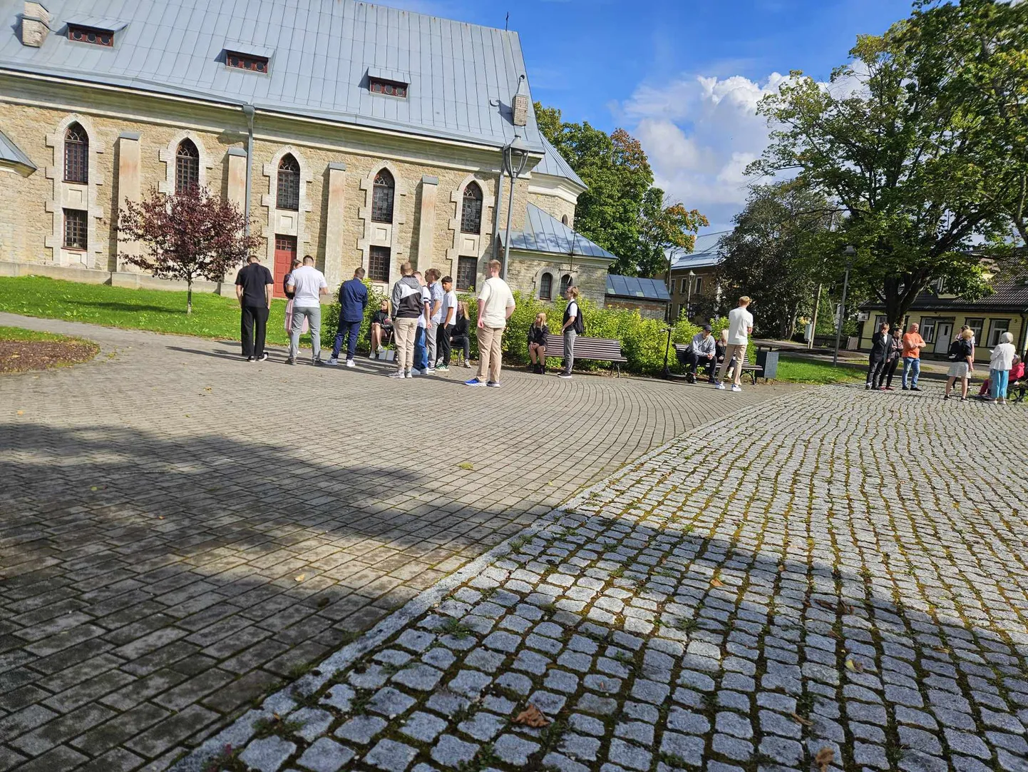 1. september Tapal. Õpilased pargis.