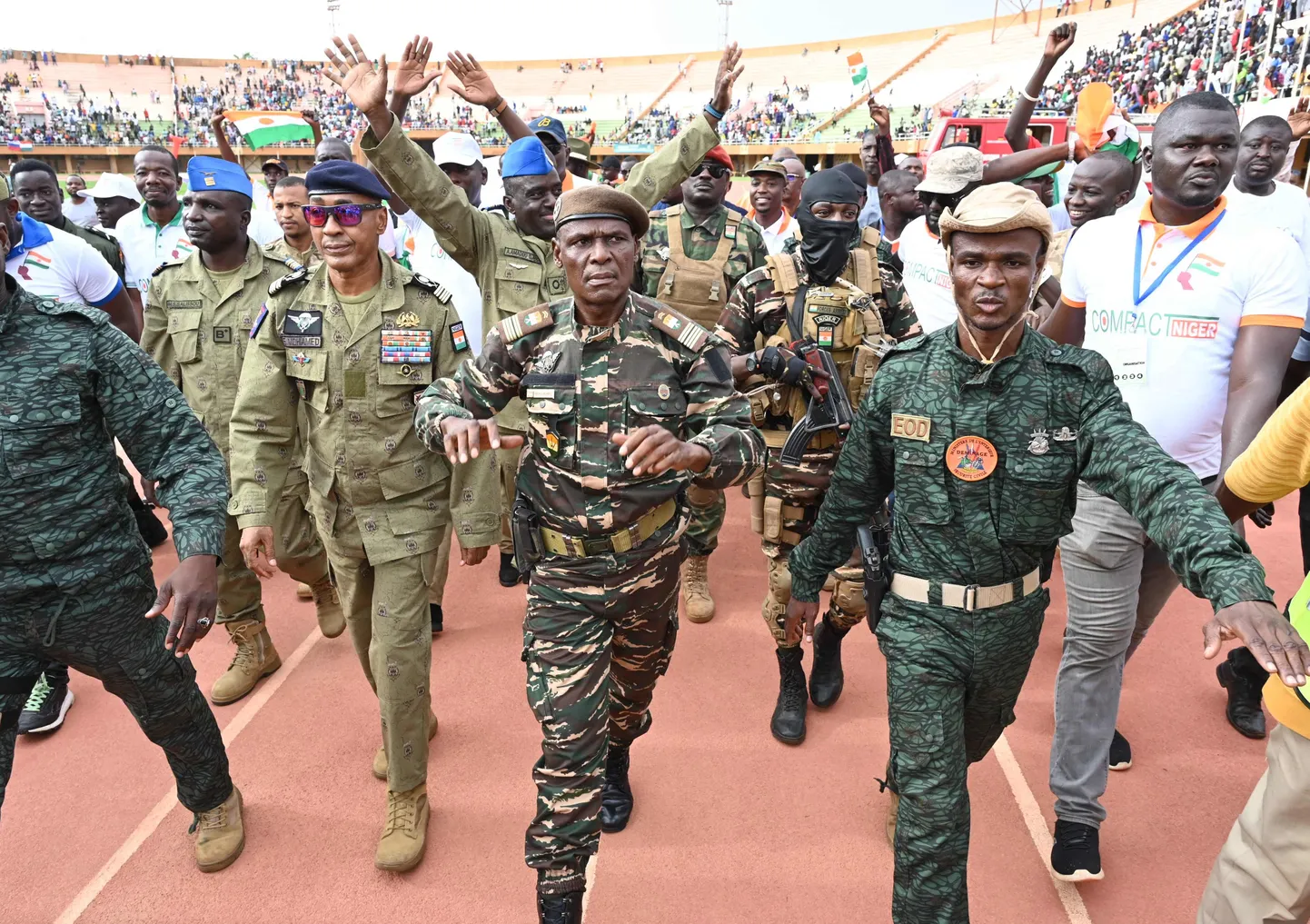 Nigeri riigipöörde korraldajad rahvakogunemisel.