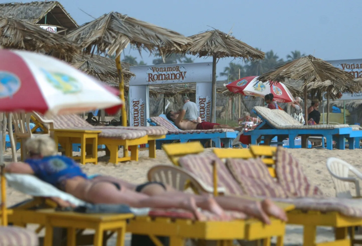 Turistid Goas Calangute rannas.