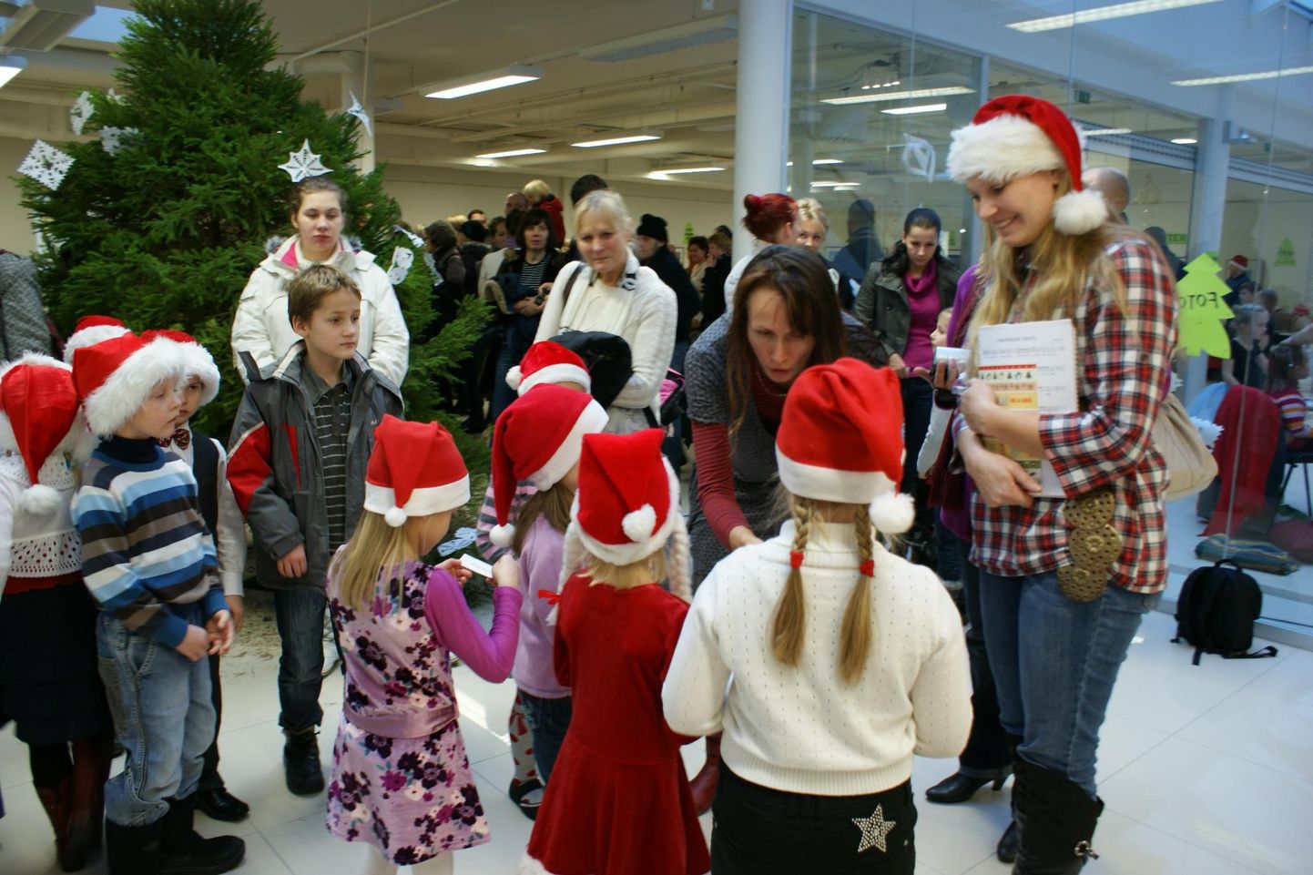Pärnu vabakooli korraldatud jõululaat pakkus põnevaid tegemisi kogu perele.