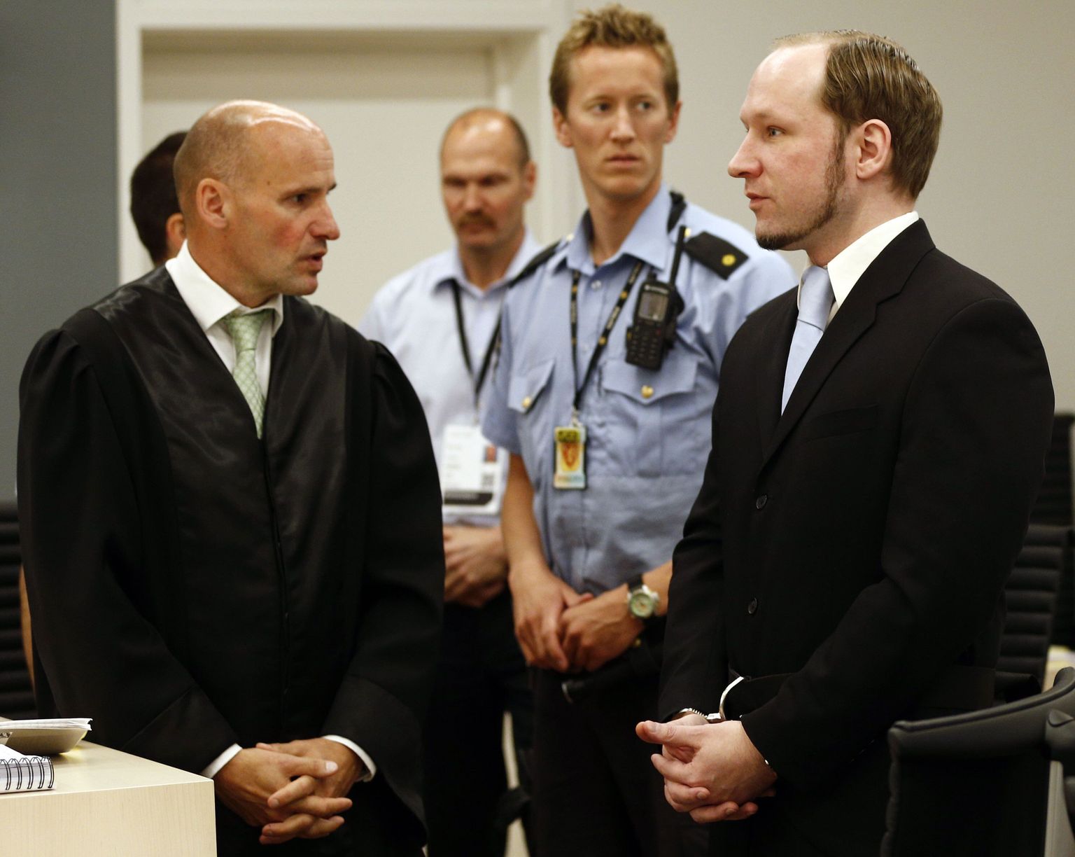 Anders Behring Breivik (paremal)ja tema advokaat Geir Lippestad