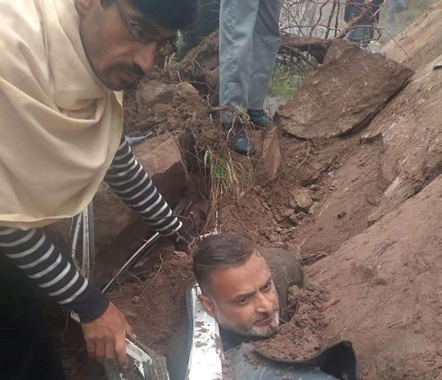 Oma uue autoga sõitnud paikstanlane Rashid Iqbal pääses rahnuvaringust eluga ja ta lõigati autost välja