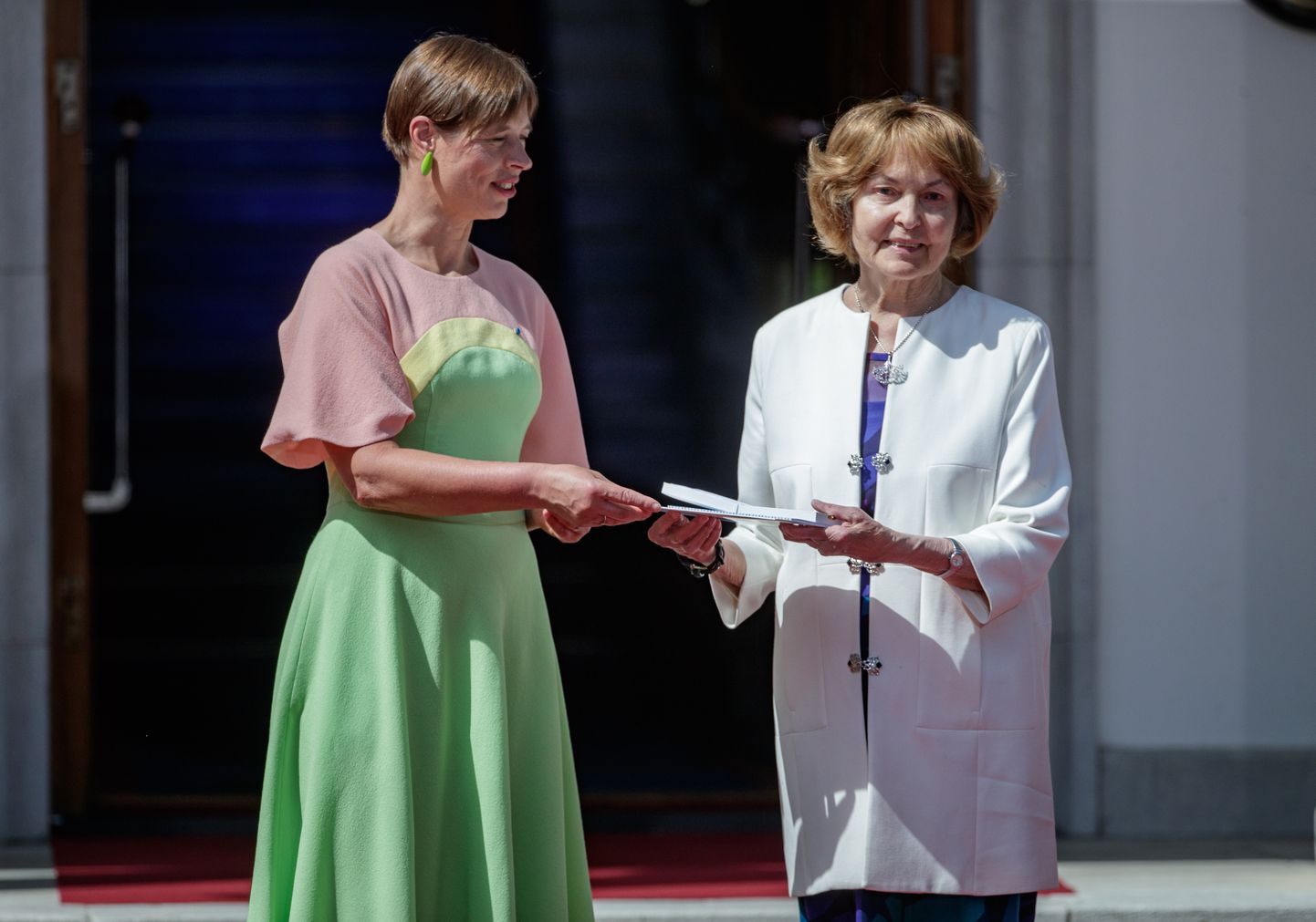 Foto on tehtud 4. juunil 2021, kui kirjanik Asta Põldmäe sai president Kersti Kaljulaidilt riikliku teenetemärgi. 4. aprillil sai teenekas toimetaja, kirjanik ja kirjandusloolane 80-aastaseks.