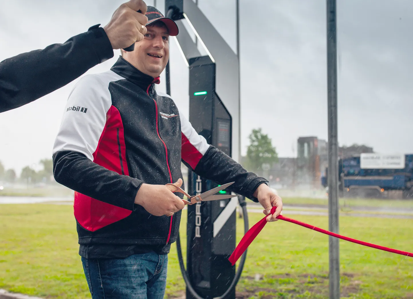 Ivars Norvelis atklāj Latvijā jaudīgāko elektroauto lādētāju