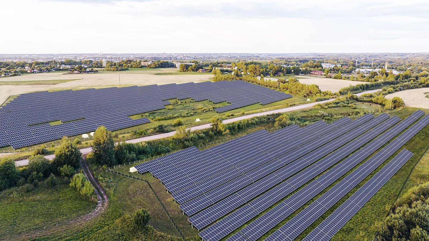 На новой неделе под Даугавпилсом откроют крупнейшую солнечную электростанцию в Латвии