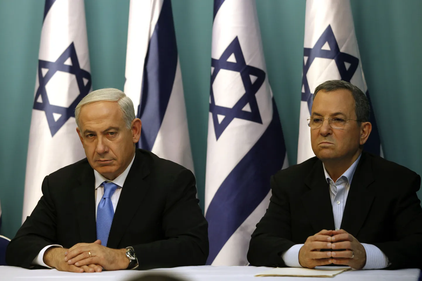 Iisraeli peaminister Benjamin Netanyahu ja kaitseminister Ehud Barak pressikonverentsil.