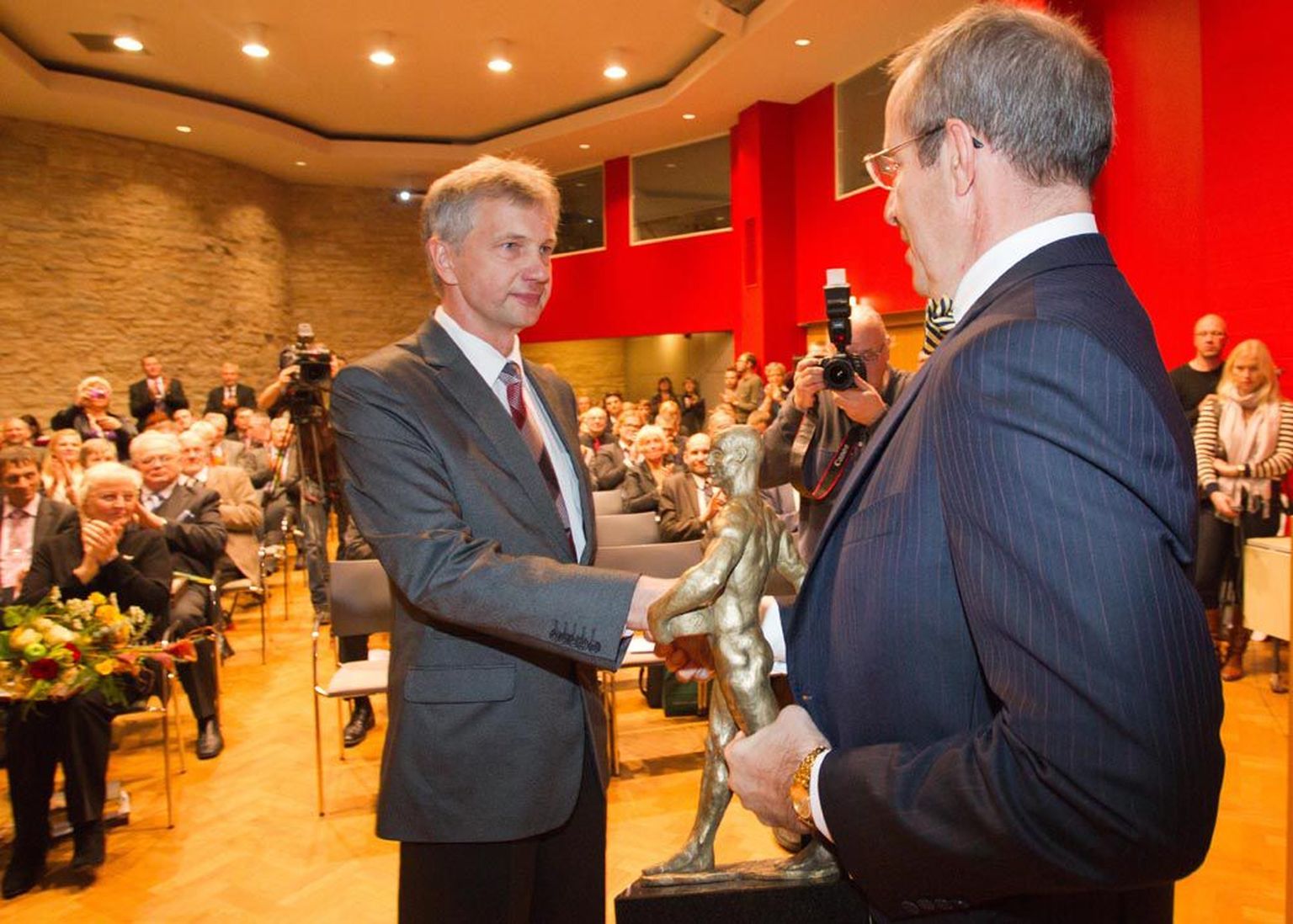 «Aasta põllumees 2012» Raivo Külaseppale andis Toomas Hendrik Ilves üle ajaloolise «Külvaja» kuju vähendatud koopia.
