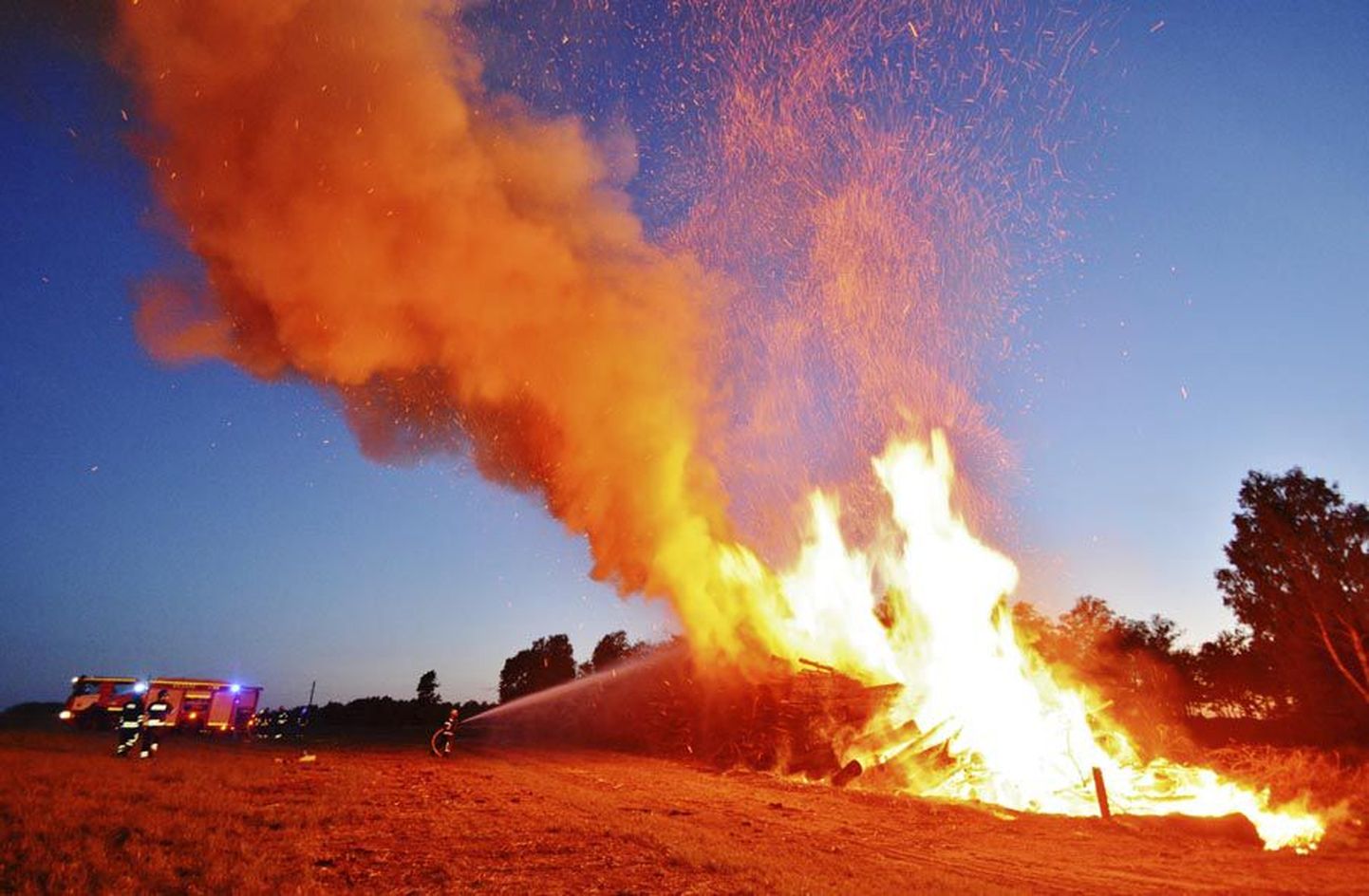 Põleva puidu kustutamiseks kulus päästjatel ligi sada tonni vett. Tuletõrjeautod saabusid Viljandist, Suure-Jaanist, Abja-Paluojalt, Karksi-Nuiast ja Mustlast.
