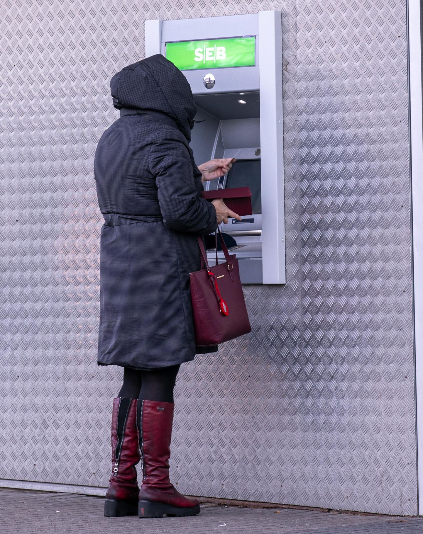 Sularahaautomaadid töötavad kõikjal Eestis tavapäraselt. Kuigi pangaautomaate puhastatakse regulaarselt, ei ole seda võimalik teha pärast iga kliendi teenindamist. Seetõttu on soovitatav pärast pangaautomaadi kasutamist käsi desinfitseerida.