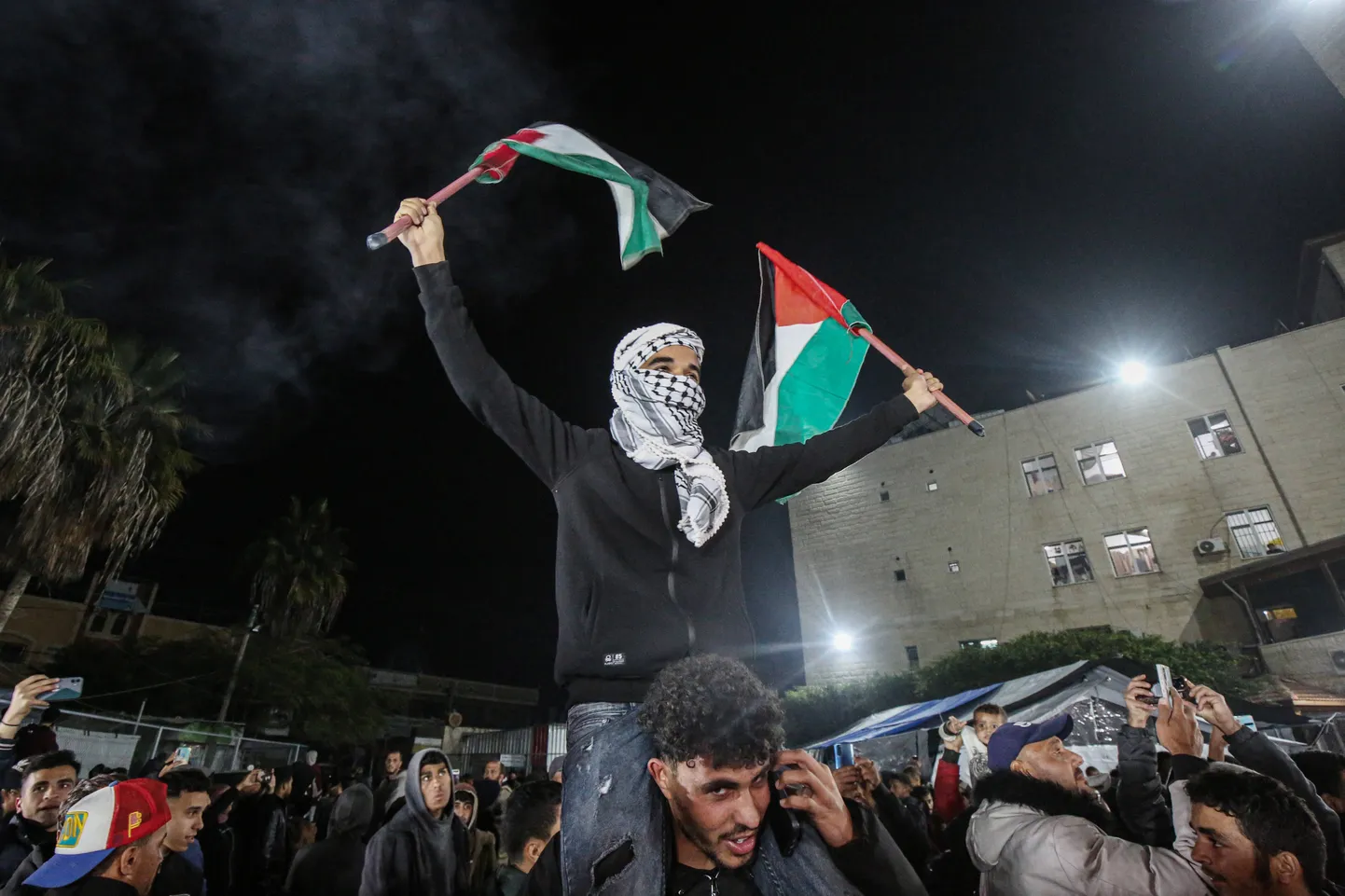 Palestiinlased Gaza sektoris relvarahu tähistamas.