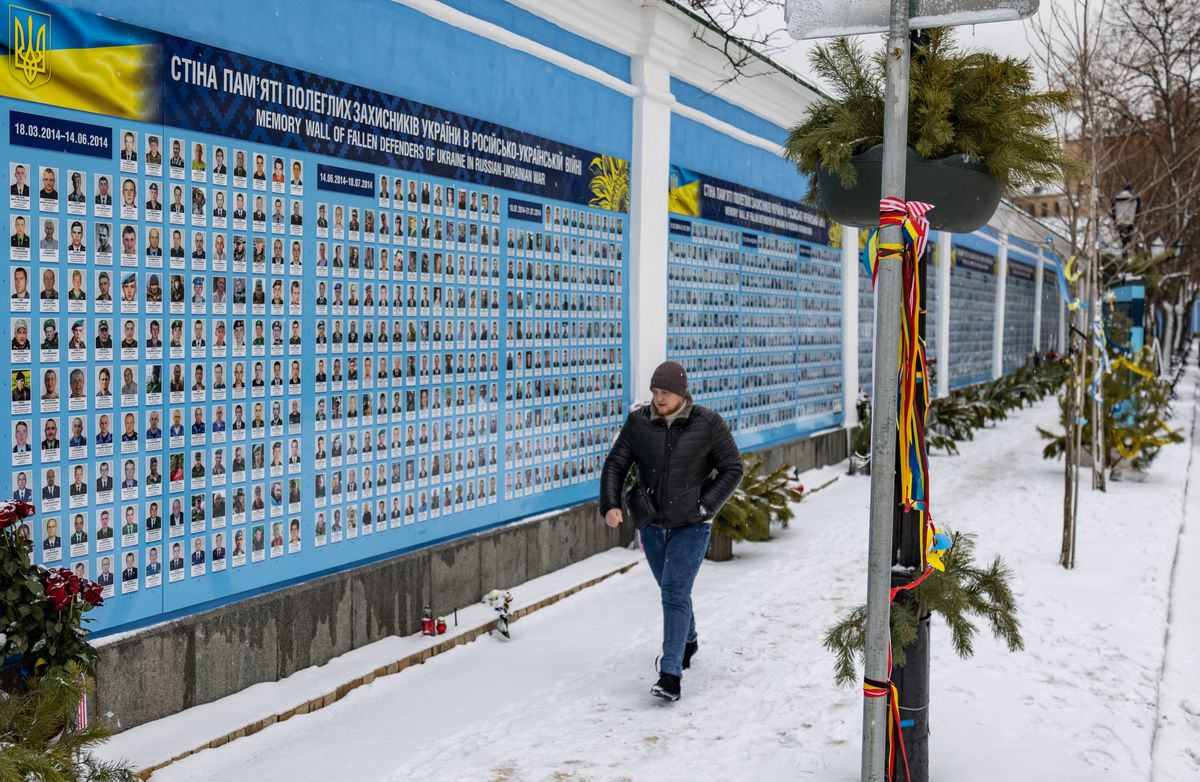 Täiemahulise sõjani on jäänud vähem kui kuu: mees möödub 31. jaanuaril Kiievis mälestusseinast, mis on pühendatud alates 2014. aastast Venemaa rünnakus hukkunud Ukraina teenistujatele.