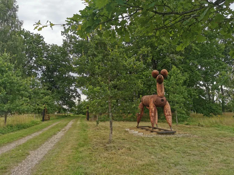 Mati Karmini miinidest põdraskulptuur Postiteel.