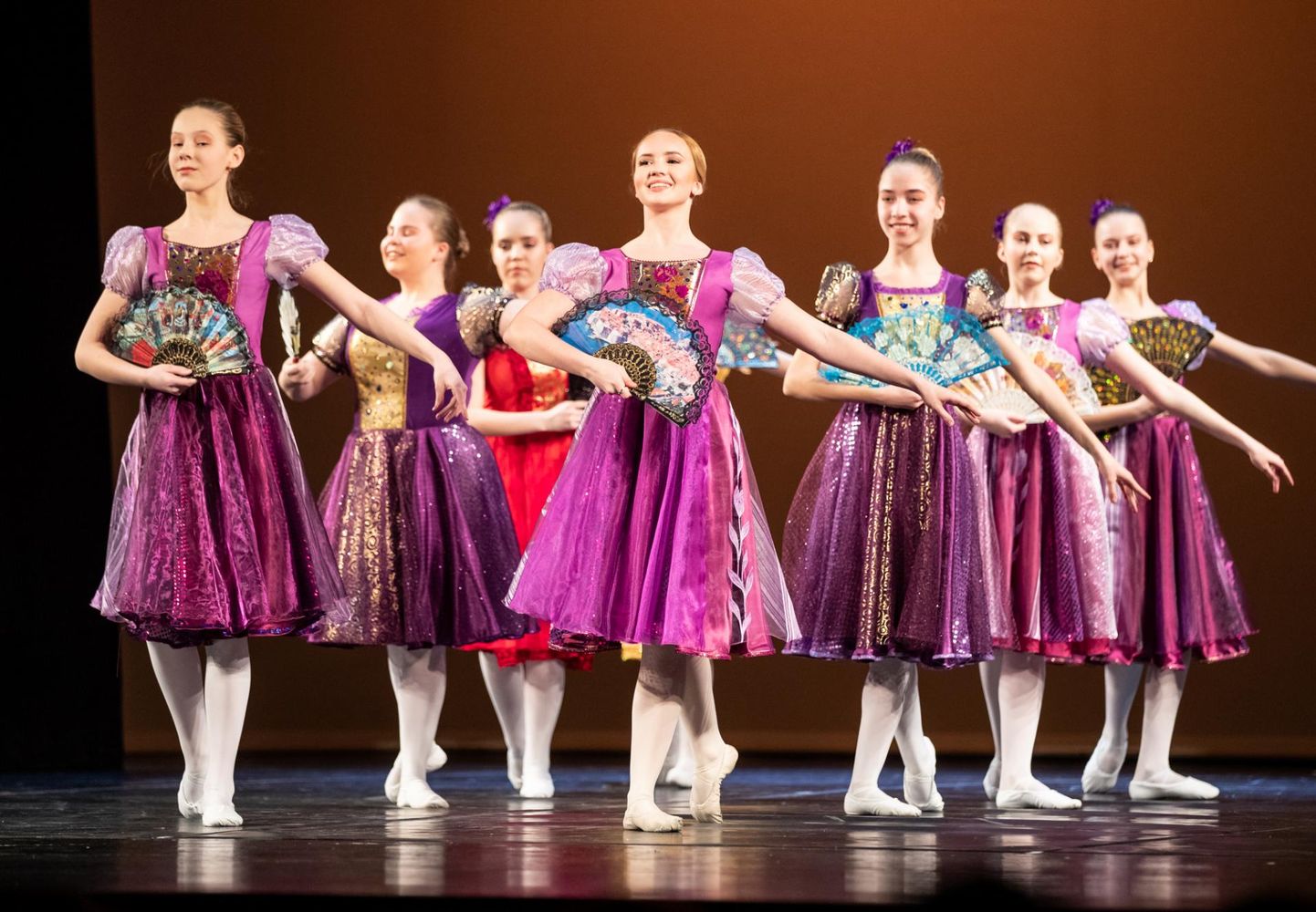 Tants lehvikutega balletist "Bajadeer" Kaurikooli balletiõpilaste esituses.