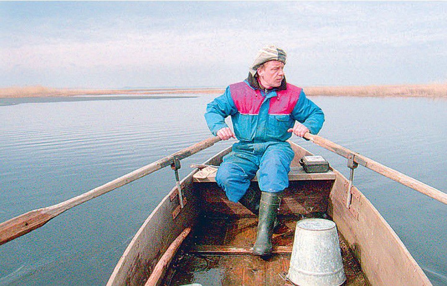 Eesti Rahva Muuseumile saadetud fotodel on jäädvustatud ka kaluri päev Peipsi järve Pedaspea lahel. Pildil sõuab mees võrke vette laskma.