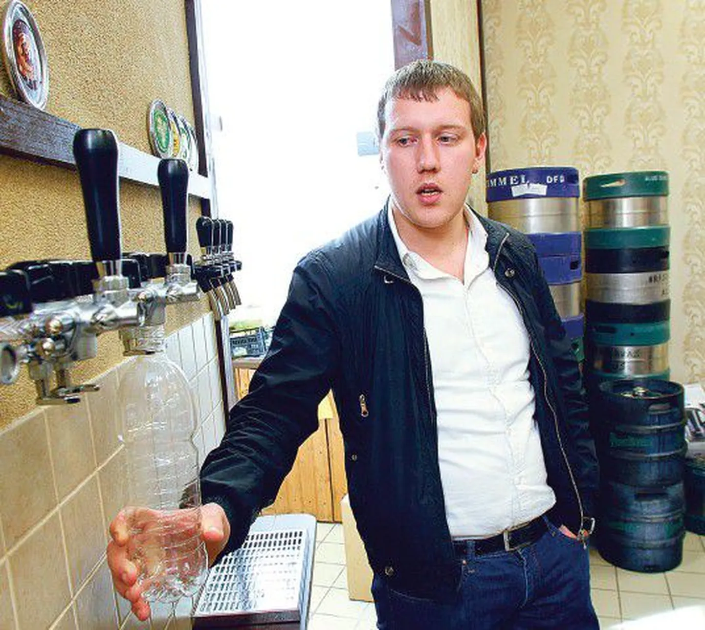 Алекс Вернер демонстрирует возле торгового прилавка OÜ Elav Õlu, как разливают непастеризованное и нефильтрованное пиво в пластиковые бутылки.