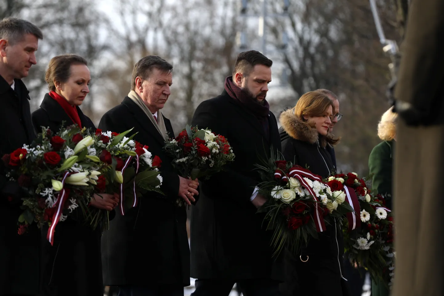 Vides aizsardzības un reģionālās attīstības ministrs Māris Sprindžuks (no kreisās), veselības ministre Līga Menģelsone, iekšlietu ministrs Māris Kučinskis, satiksmes ministrs Jānis Vitenbergs un Saeimas priekšsēdētāja biedre Zanda Kalniņa-Lukaševica piedalās svinīgajā ziedu nolikšanas ceremonijā pie Brīvības pieminekļa, pieminot 1991. gada barikādes.