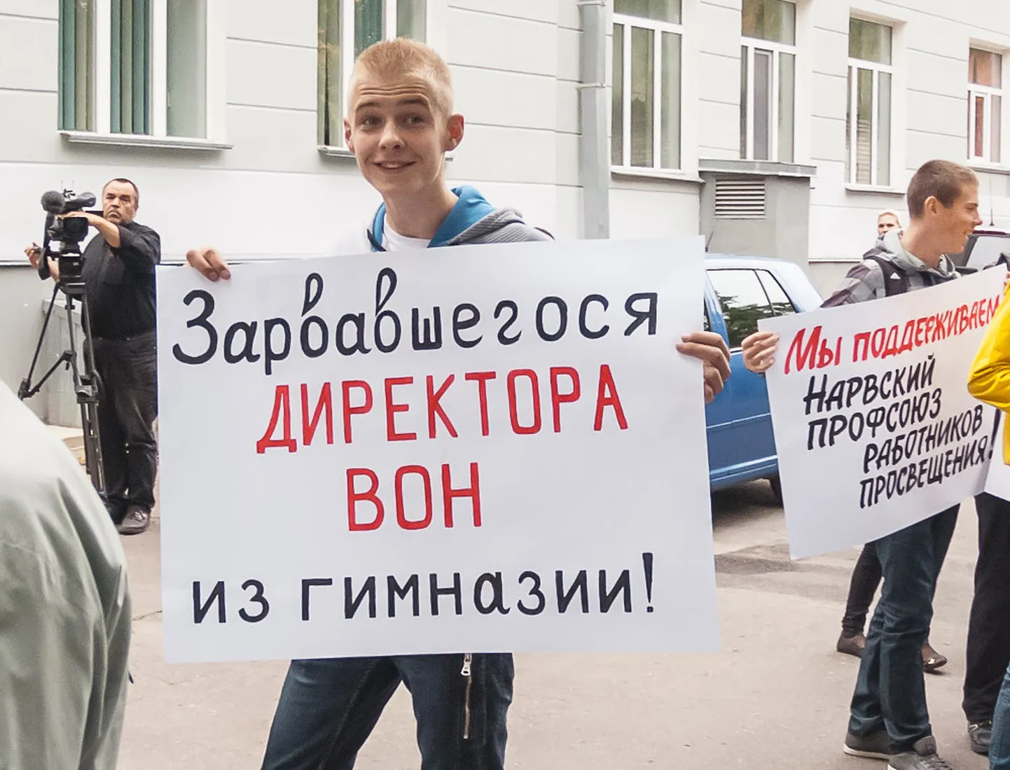 Ole sa direktori kohusetäitja või direktor − politiseeritud ühiskonnas pole su ametikoht nii või naa kuigi kindel. See foto on tehtud 2013. aasta septembris, mil ühed arvustasid ja teised kaitsesid Narva Kreenholmi gümnaasiumi direktorit Gennadi Bõkovit. Lõpptulemusena aga jäi ta oma ametikohast ikkagi ilma.
ILJA SMIRNOV