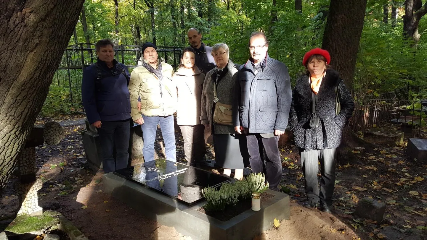 Члены Нарвского общества древностей у восстановленного захоронения Генриха Ганзена в Санкт-Петербурге.