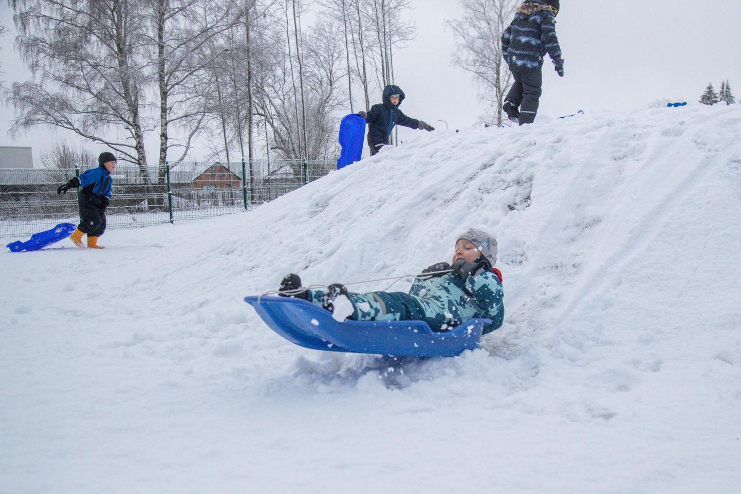 Lasteaia liumägi on lumega kaetud ja kasutusvalmis.