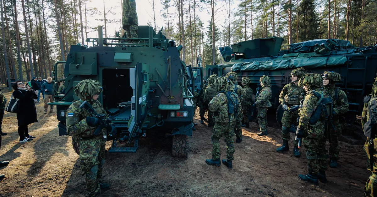 Salm hoidis peopesal pisikest raketi prototüüpi
