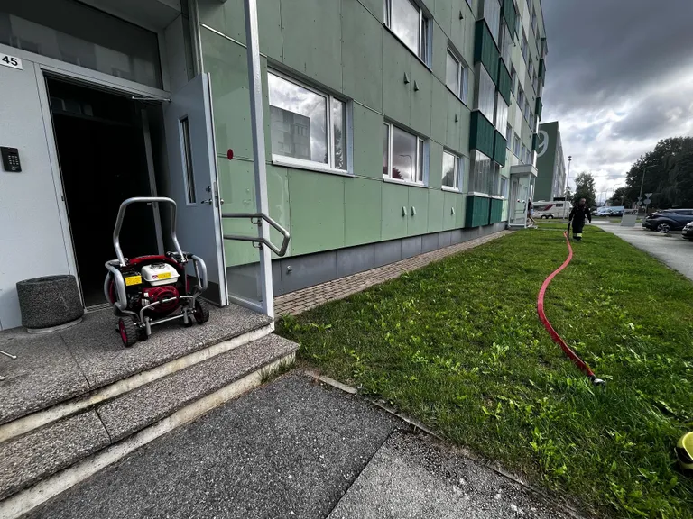 Rakveres Kungla 7 kortermajas tuli korteri aknast suitsu.