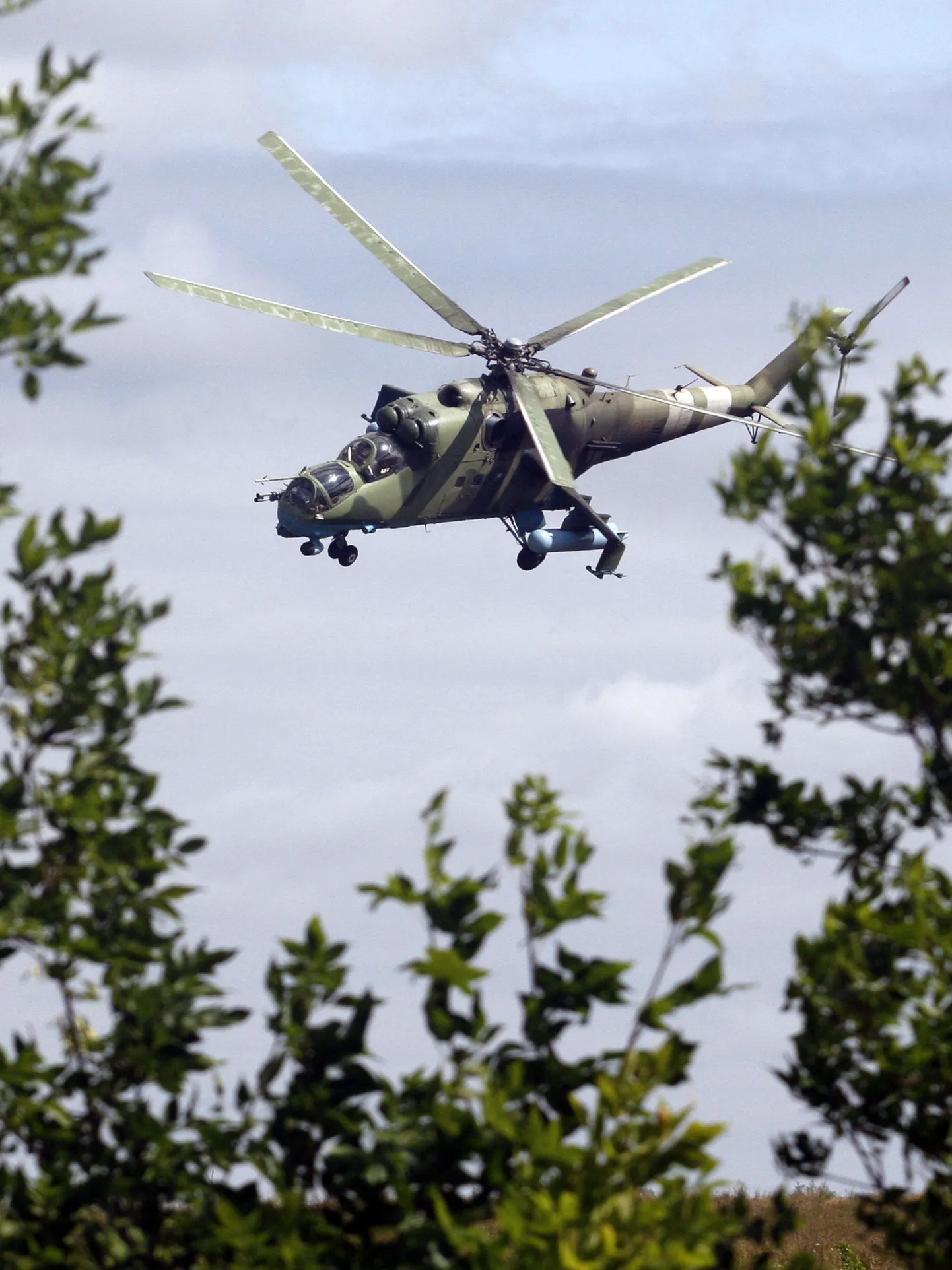 Ukraina armeele kuuluv MI-24 tiirutas täna Donetski oblastis Kramatorski lähistel.