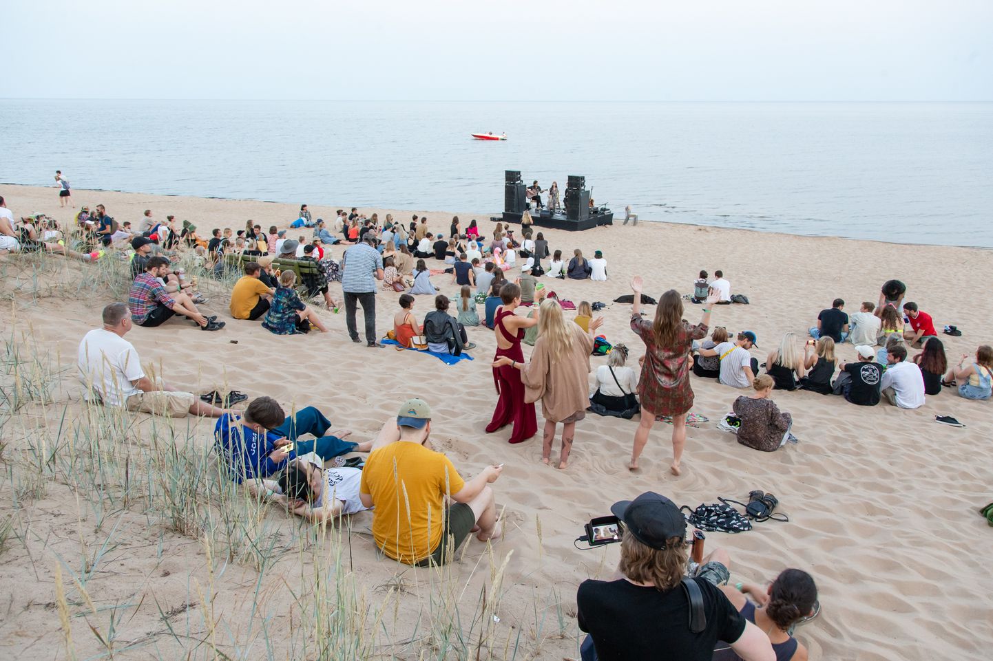 Eelmisel aastal Kohtla-Nõmmelt Kauksi randa kolinud festival "Mägede hääl" on uues paigas püsima jäänud. Üks lavadest tuleb ka sel aastal randa otse vee ja maa piirile.