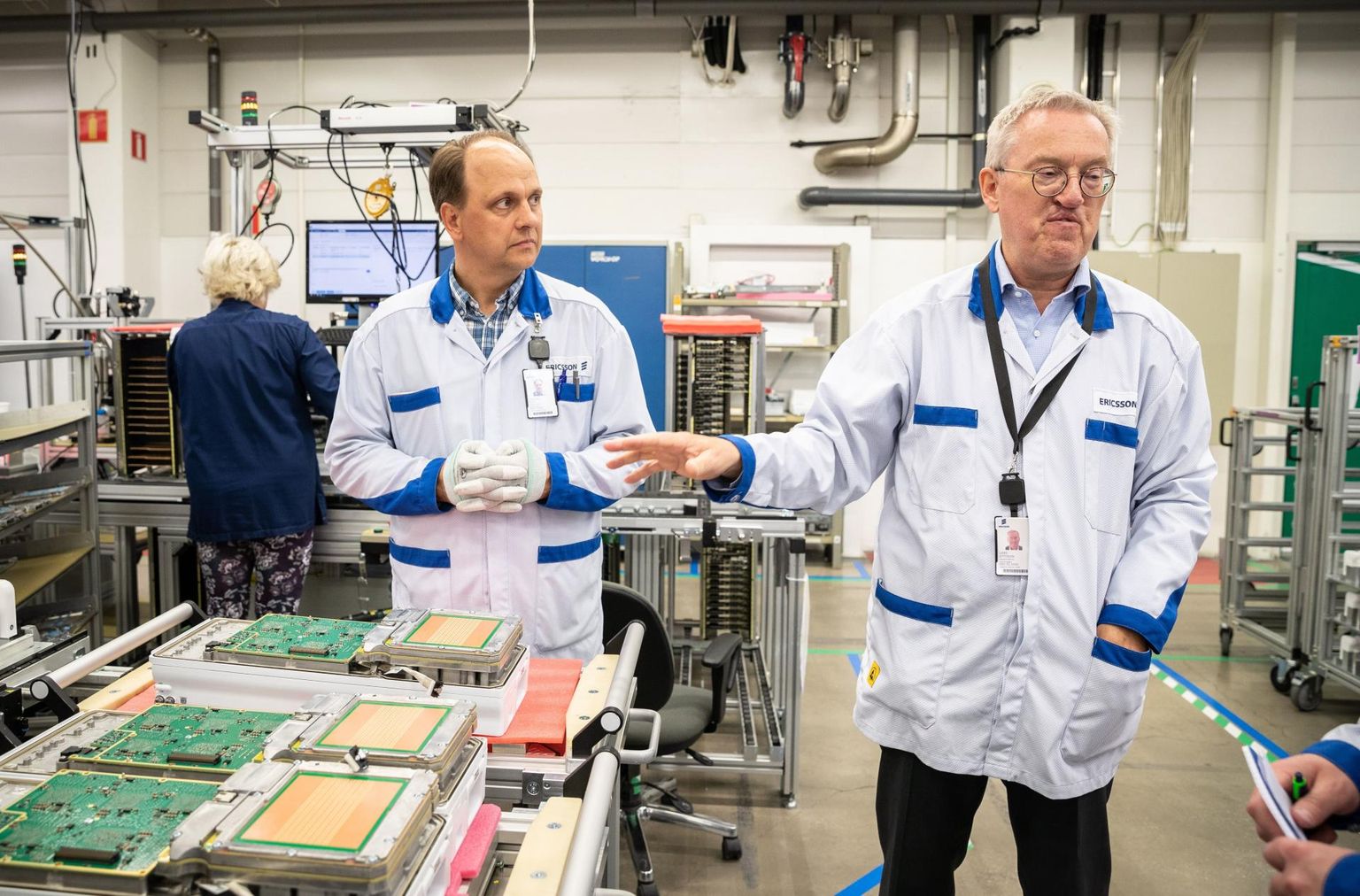 Ericssoni Tallinna tehase juhi Lars Göran Ottosoni (paremal) sõnul on siinne tehas ettevõttele võtmetähtsusega. Tema kõrval seisab tootmisdirektor Kuldar Agu. 