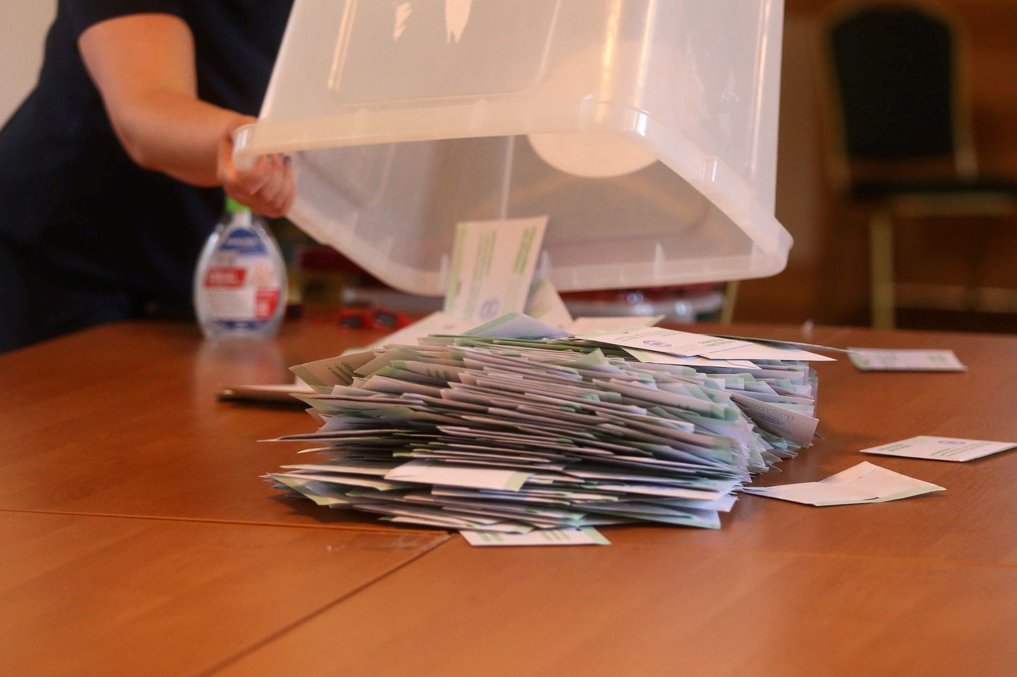 Balsu skaitīšana pašvaldības vēlēšanās 790. iecirknī Mārupes novada domē.