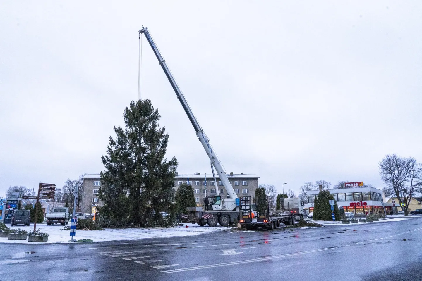 Kuuse tõstmisel tegi põhitöö ära Kadrina Kraana Liebherr.