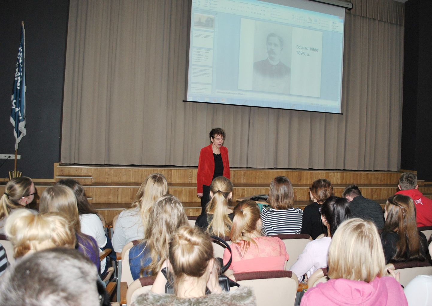 Kirjandusteadlane Livia Viitol kohtus Vinni-Pajusti gümnaasiumi õpilastega.
