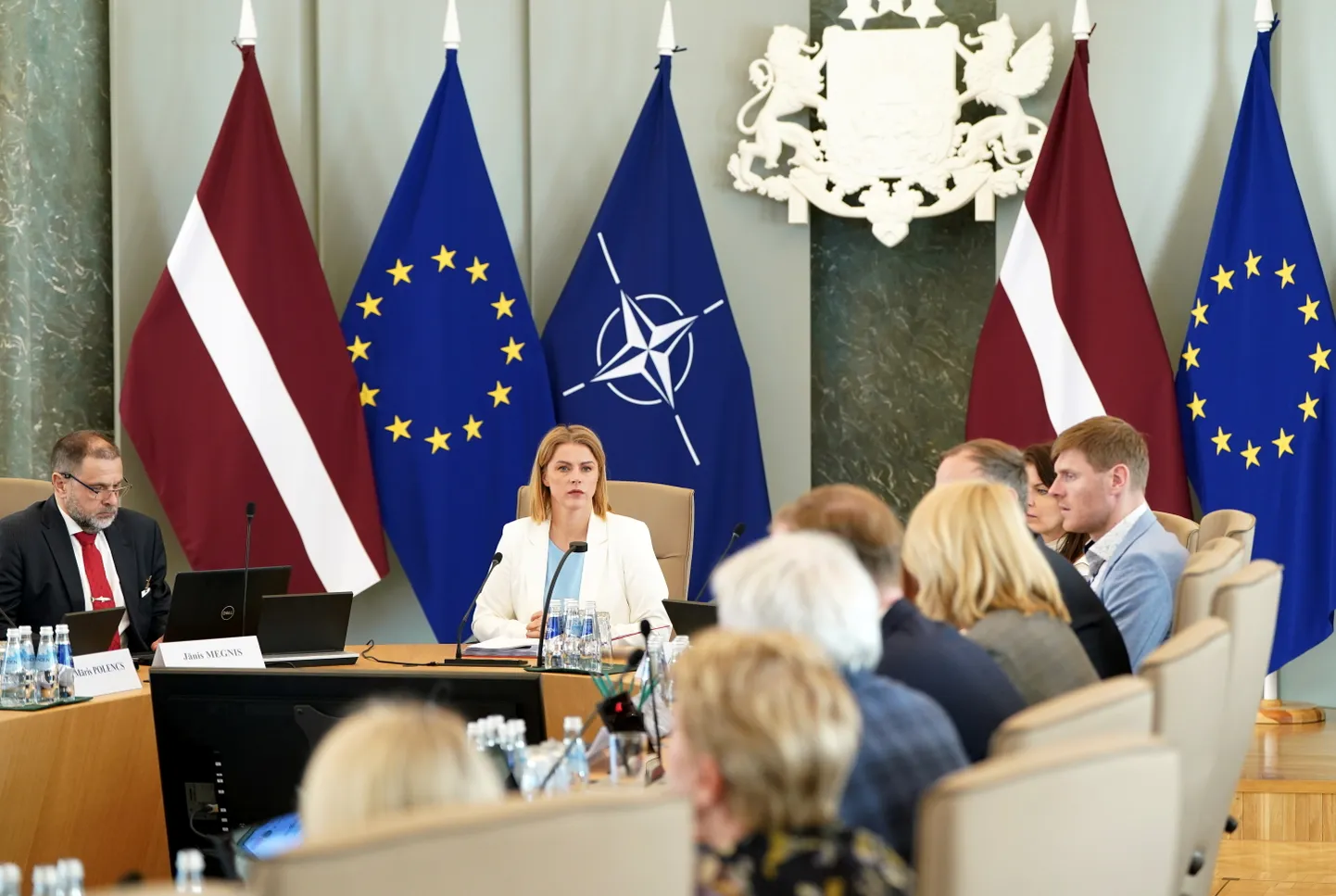 Rojas ostas pārvaldnieks Jānis Megnis (no kreisās) un Ministru prezidente Evika Siliņa piedalās Latvijas Ostu, tranzīta un loģistikas padomes sēdē Ministru kabinetā.