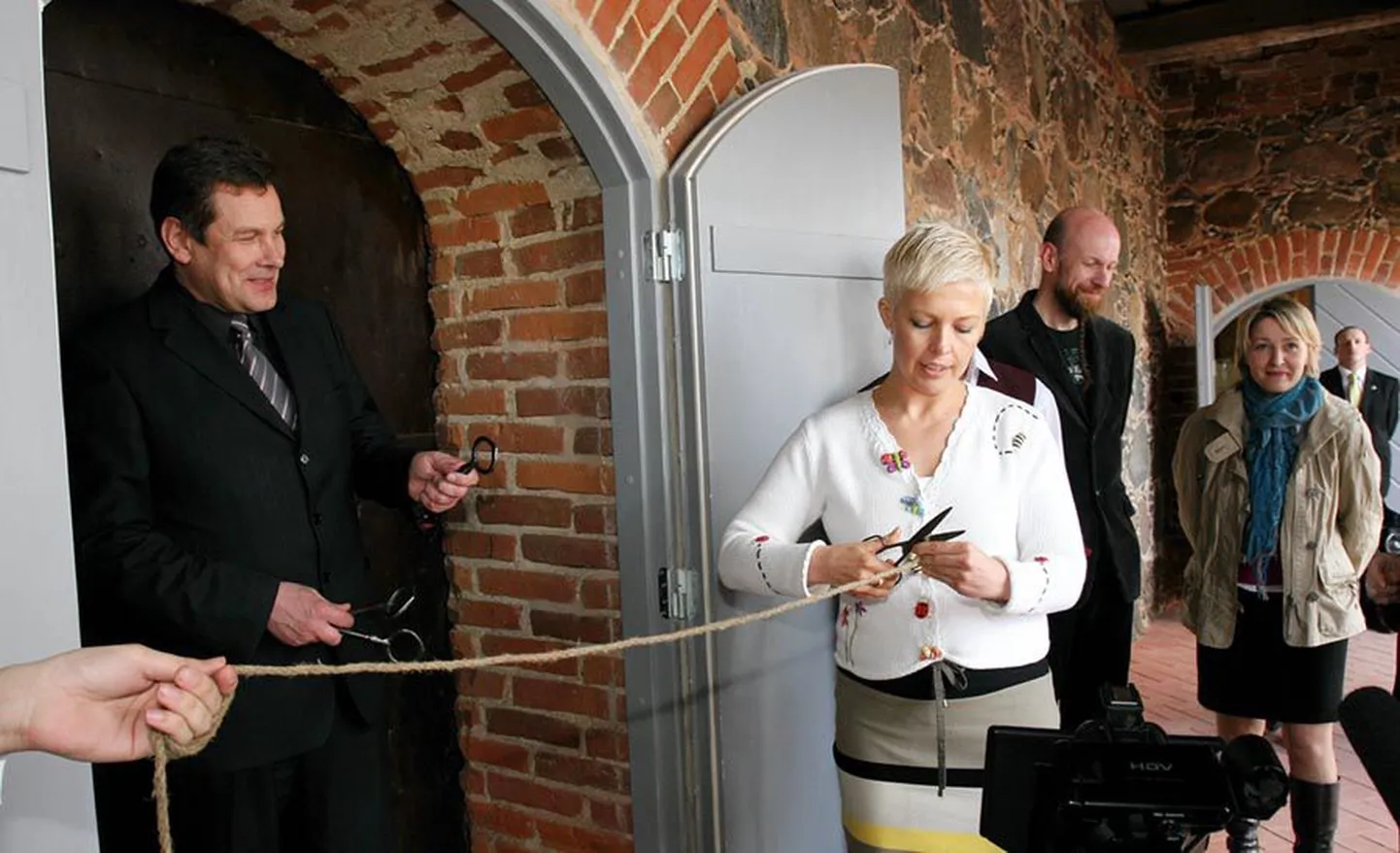 Sellel pildil on jäädvustatud üks paljudest tänavu Olustvere mõisakompleksis aset leidnud avamistest. Aprilli algul lõikasid kooli direktor Arnold Pastak ja presidendiproua Evelin Ilves läbi lindi renoveeritud magasiaida ees ning maitsesid sealses leivakojas küpsetatud leiba.