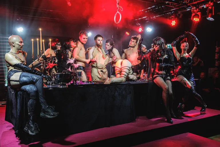 Erootikamaailma avamise performance üllatas ja raputas nii julguse kui radikaalsusega. «Aga inimeste fantaasiad - need on veel palju-palju julgemad,» sõnas performance lavastaja Triin Simson. Hot Lipsi avapidu, T1.