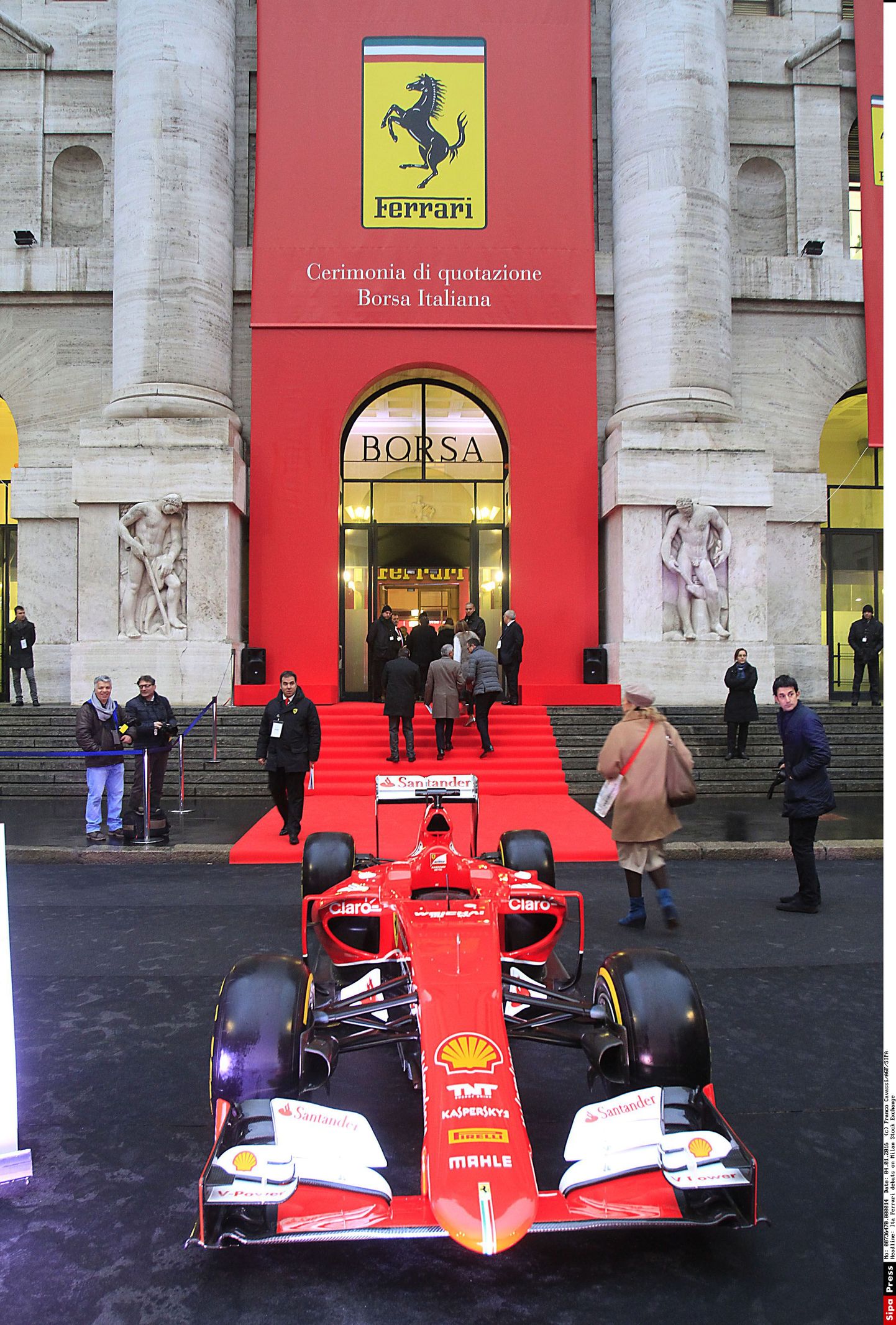 Ferrari börsistarti Milaanos illustreeris börsihoone ette pargitud Ferrari F1 auto.