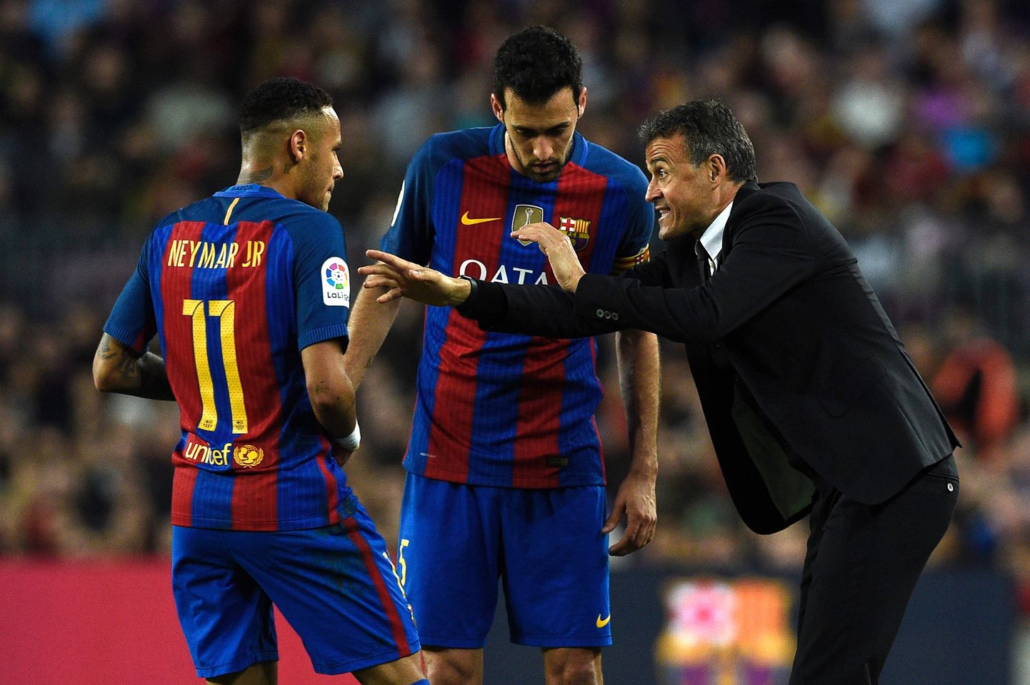 Barcelona peatreener Luis Enrique jagamas õpetussõnu Sergio Busquetsile ja Neymarile.