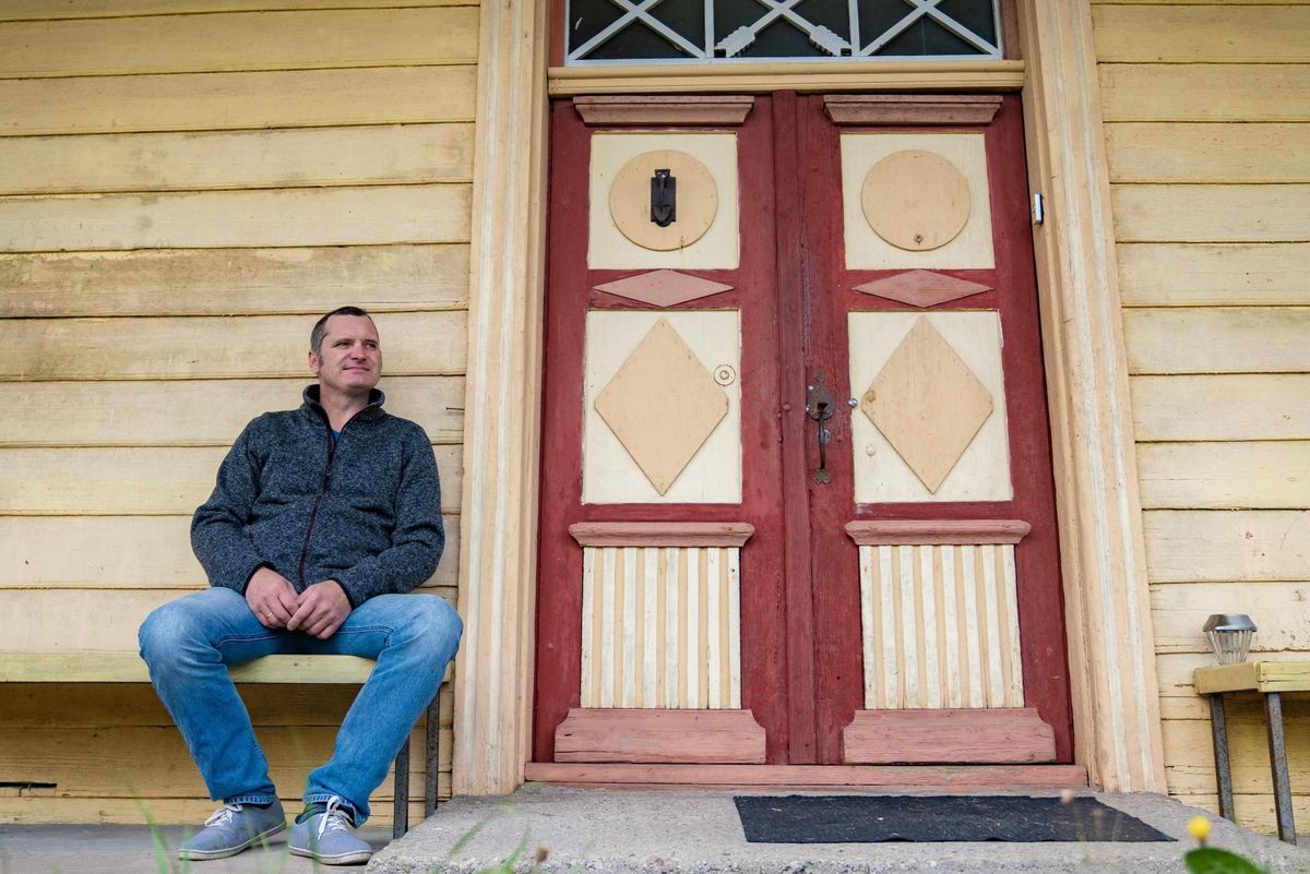 Estonialt eluga pääsenud Veljo Juuse oma kodu, endise Koltsina kõrtsihoone ukse ees.