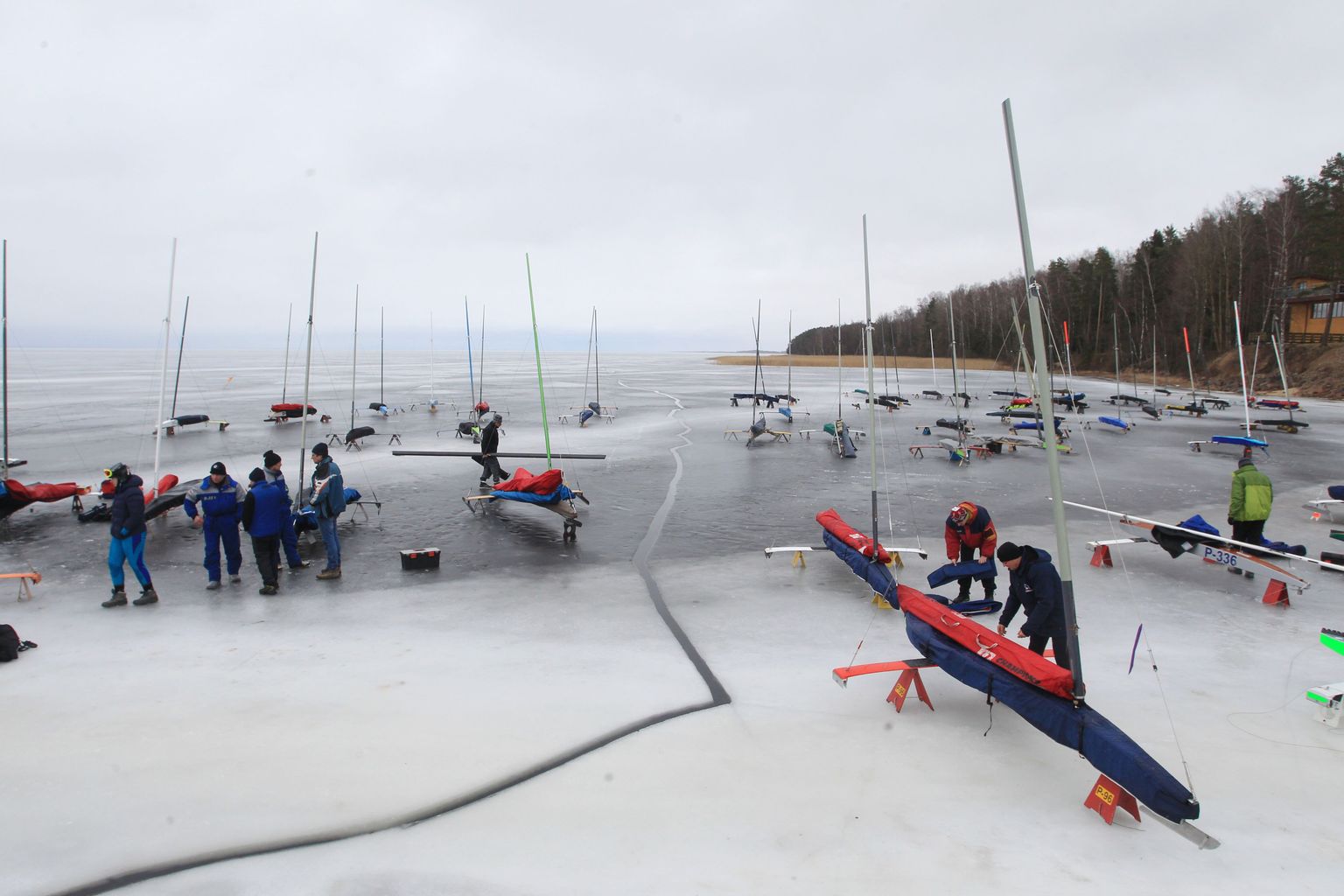 Eile pakkisid võistlejad purjekad kokku, sest korraldajad otsustasid halvenenud ilma tõttu meistrivõistlused päevaks pooleli jätta.
