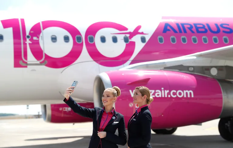У венгерского WizzAir - запоминающийся корпоративный стиль.