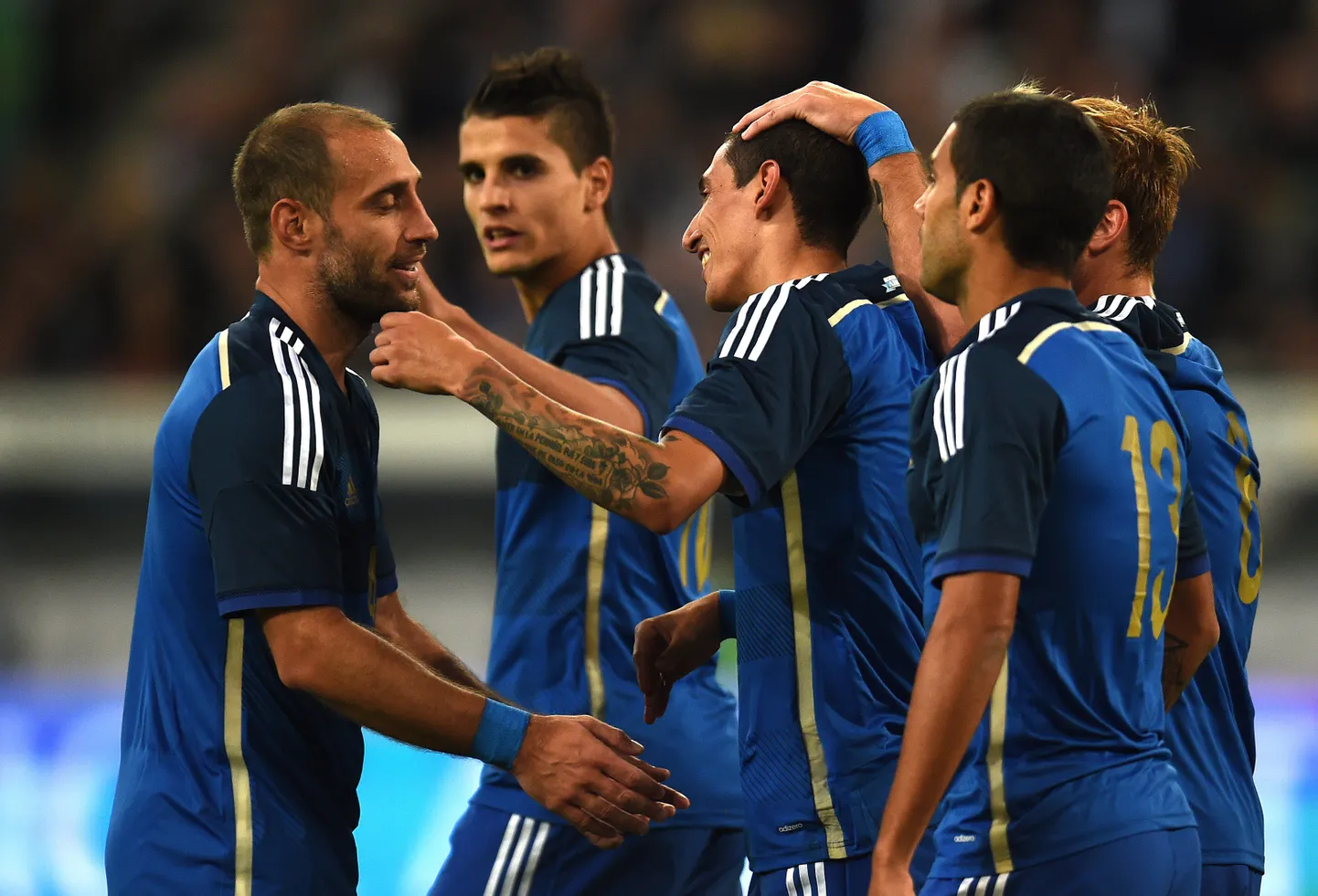Argentina kangelaseks tõusnud Angel di Maria (keskel) koos tiimikaaslastega rõõmustamas.