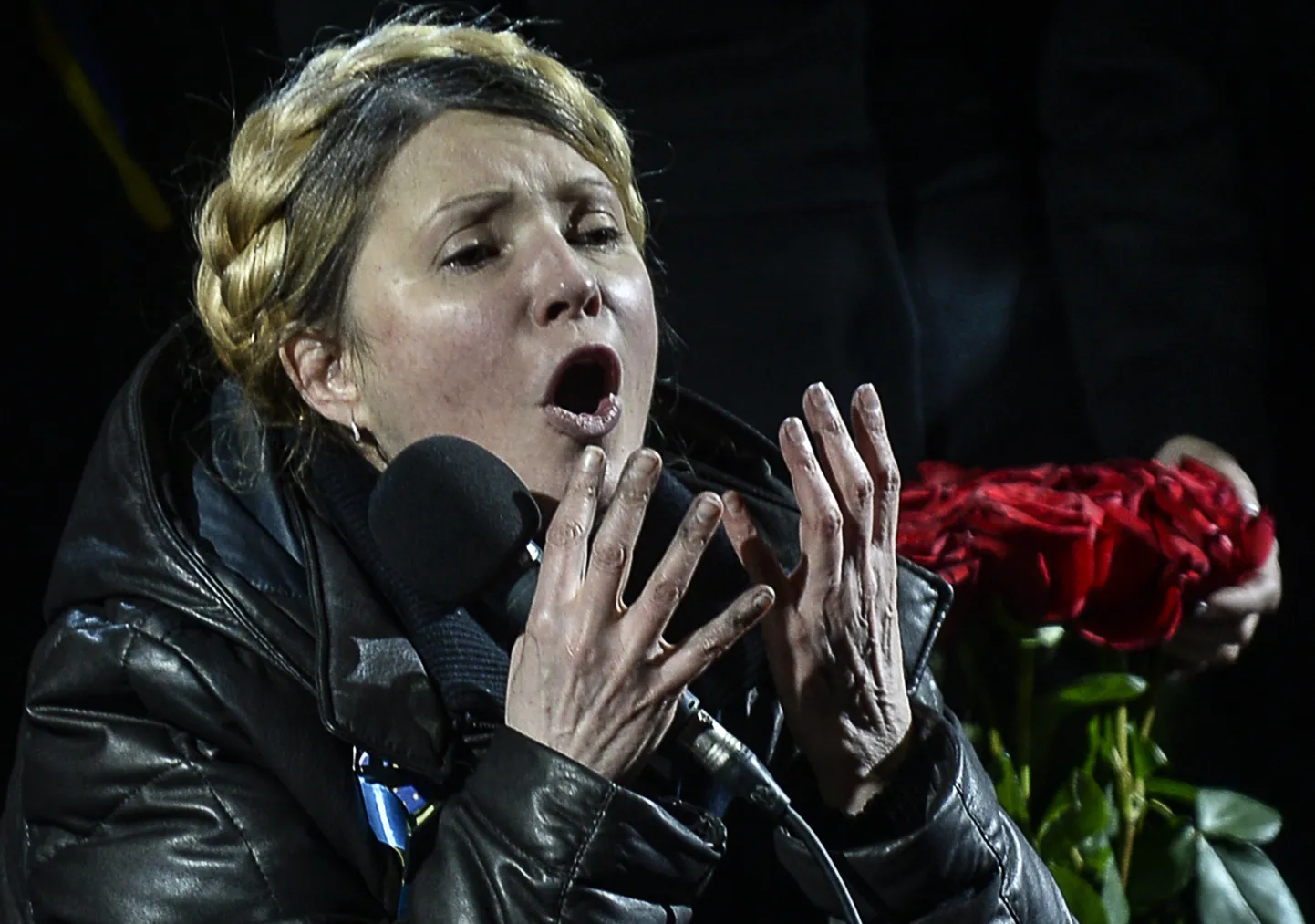 Vanglast vabastatud opositsioonijuht Julia Tõmošenko saabus laupäeva õhtul Kiievisse