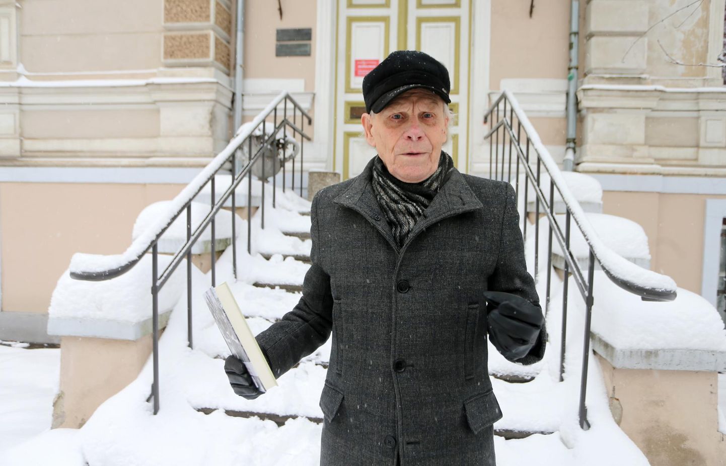 Stepan Karja astus kirjandusmaja trepist alla, käes oma uusim raamat.