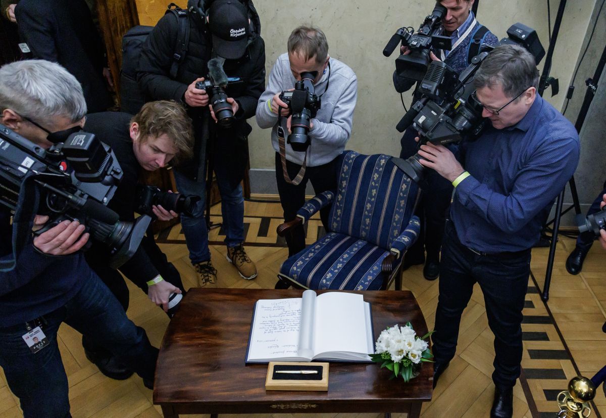 Фотографы и операторы снуют вокруг президентской гостевой книги, чтобы запечатлеть сделанную президентом Зеленским запись.