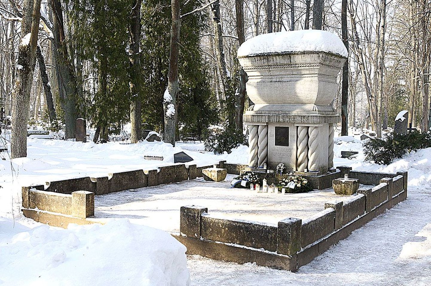 1998. aasta kevadel eraldas Tartu linnavalitsus raha Vabadussõja legendaarse sangari Julius Kuperjanovi hauasamba detailide korrastamiseks.