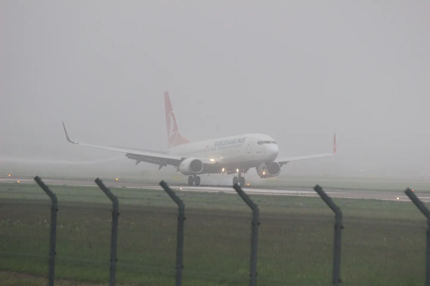Tallinna naasnud Turkish Airlinesi lennuk maandumas.