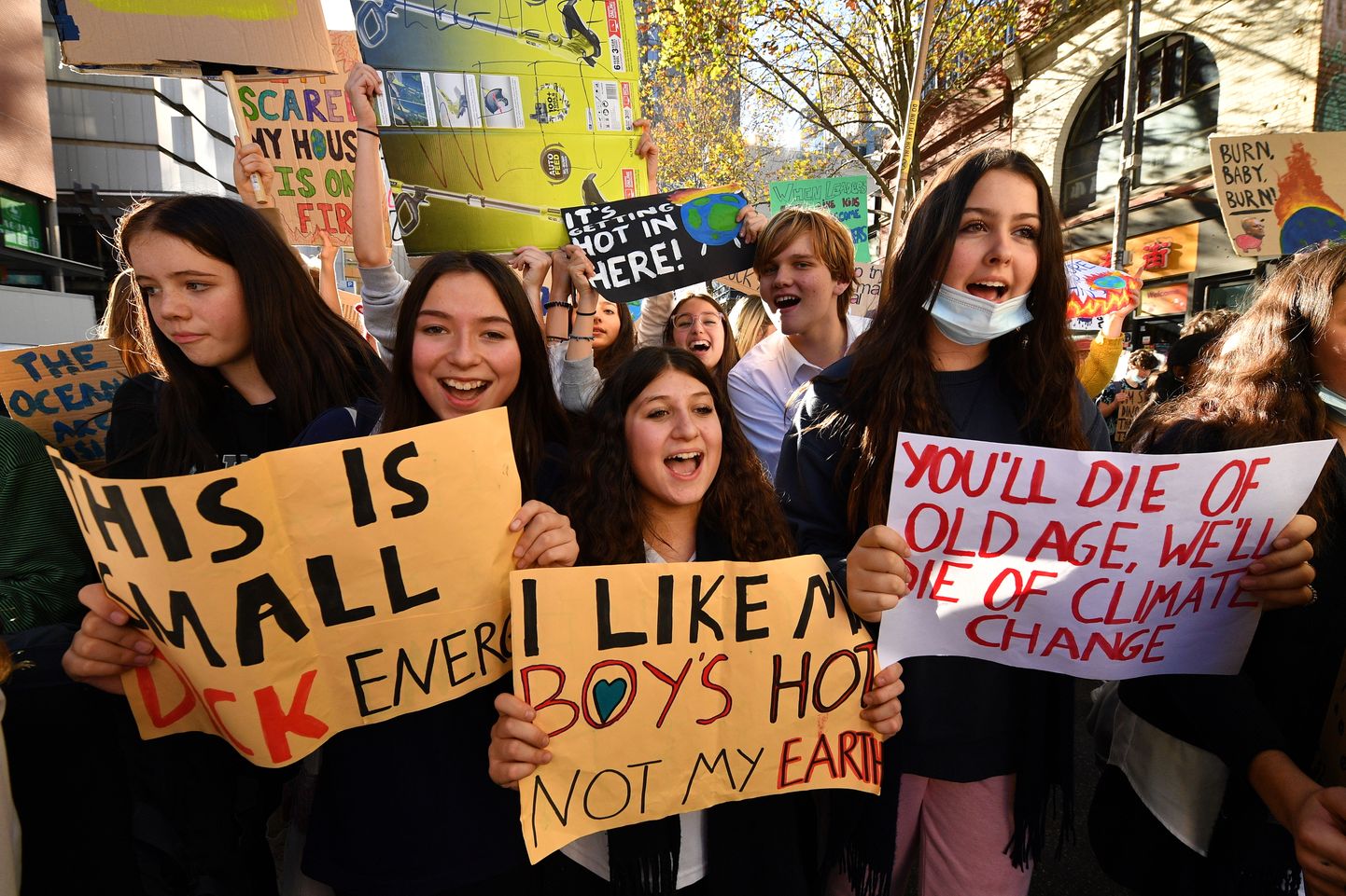 Uus-Meremaa noored nõuavad meeleavaldusel samme kliimamuutuse vastu.