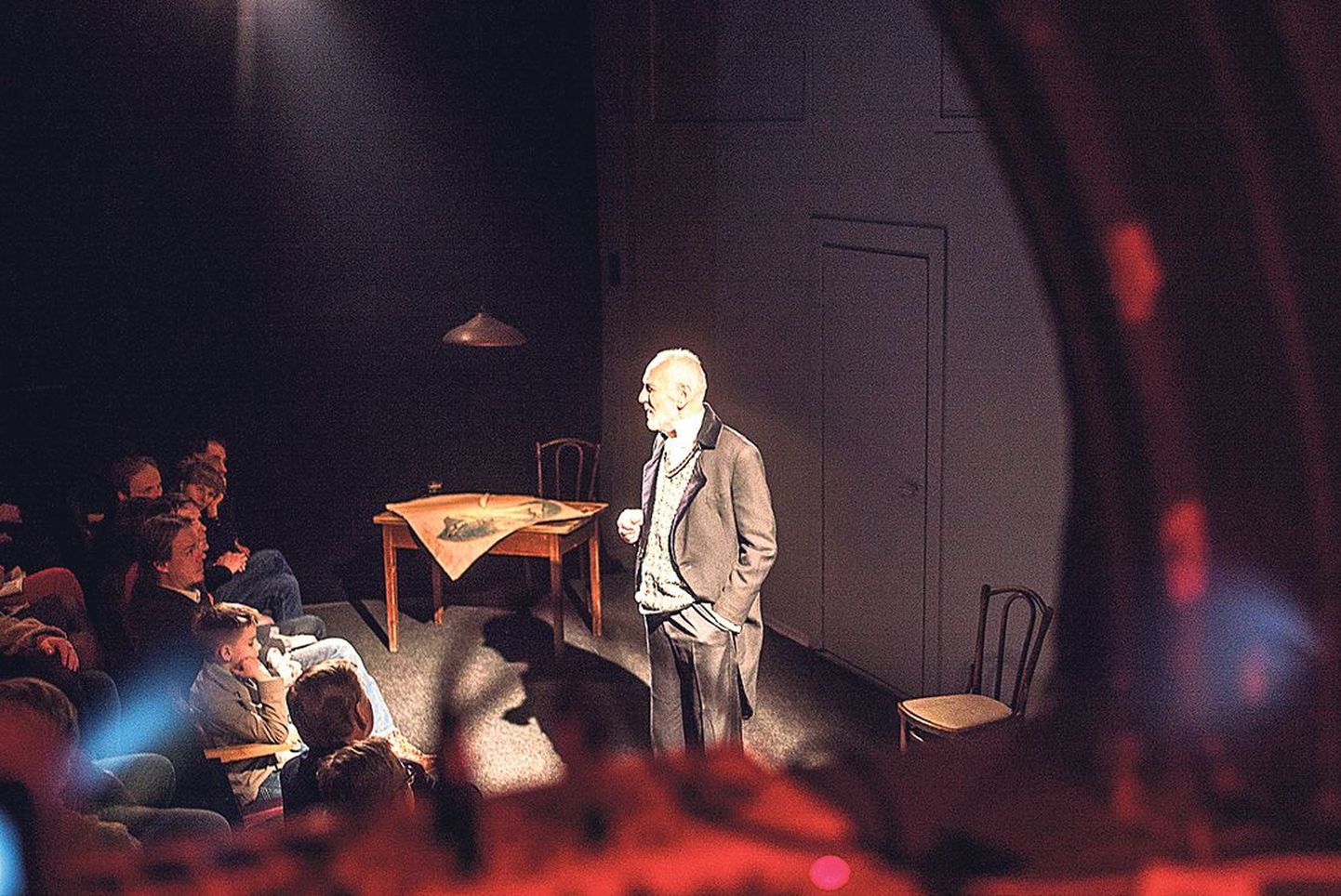 Lavastuse «Evaldi tekk» üks autoreid ja peategelane Evald Aavik räägib lugusid ja mälestusi isiklikust vaatenurgast lähtudes, raamiks katkendid Tartu Uue Teatri lavastustest.